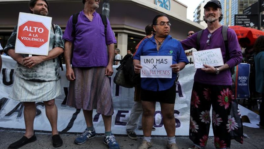 Hombres en faldas marchan en Argentina contra la violencia de género