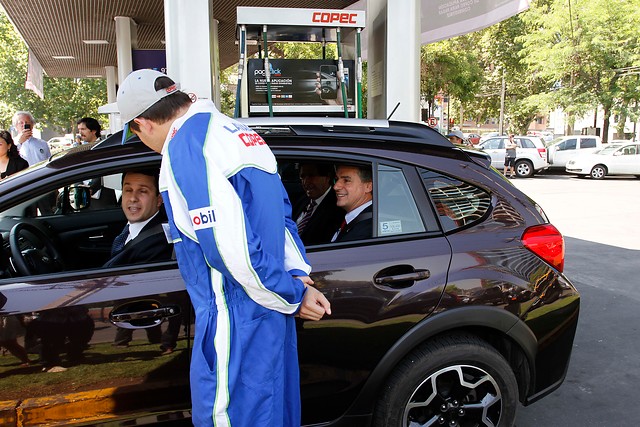 Asaltantes motorizados balean a trabajador en robo a Servicentro