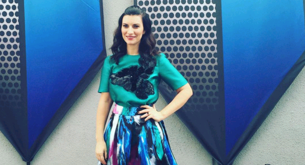 Irreconocible: Revista española abusó del photoshop con Laura Pausini