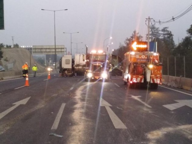 Camión de basura vuelca y provoca congestión en el sector La Pirámide