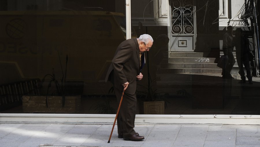 Abuelo sube al techo para arreglar gotera y tuvo que ser rescatado porque tenía miedo de bajar