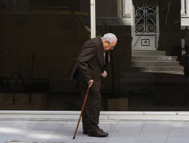 Abuelo sube al techo para arreglar gotera y tuvo que ser rescatado porque tenía miedo de bajar