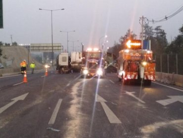 Camión de basura vuelca y provoca congestión en el sector La Pirámide