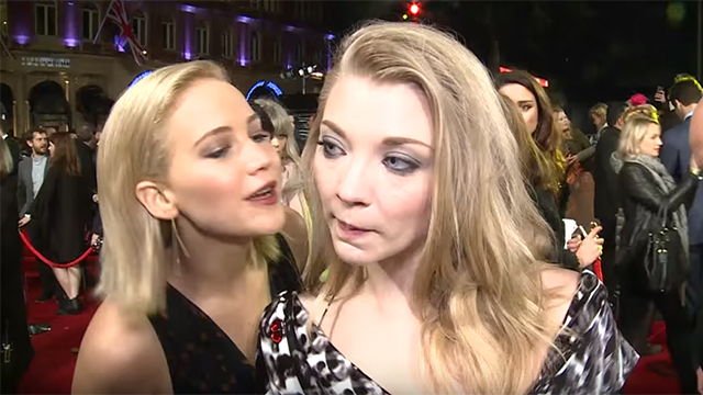 Jennifer Lawrence y actriz de The Game of Thrones sorprenden con beso lésbico