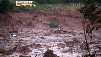 Suben a 23 los desaparecidos por riada de lodo y desechos minerales en Brasil