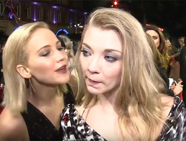 Jennifer Lawrence y actriz de The Game of Thrones sorprenden con beso lésbico