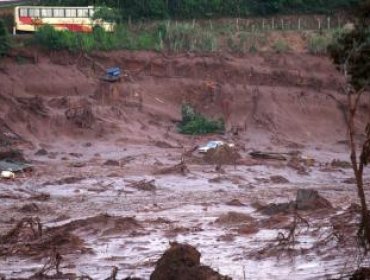 Suben a 23 los desaparecidos por riada de lodo y desechos minerales en Brasil