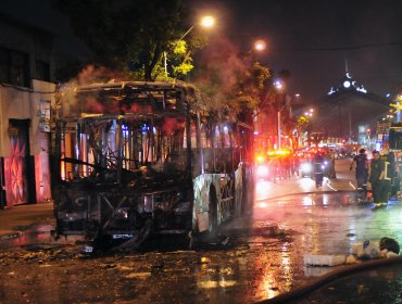 Terror en el Transantiago: 15 encapuchados subieron a bus, intimidaron a pasajeros y lo quemaron