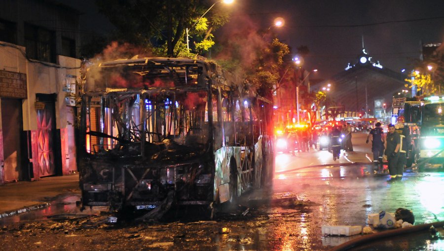 Terror en el Transantiago: 15 encapuchados subieron a bus, intimidaron a pasajeros y lo quemaron