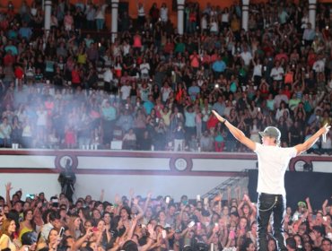 Enrique Iglesias triunfa en concierto en R.Dominicana a pesar de la lluvia