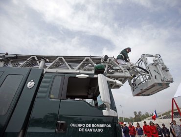 Cuerpo de Bomberos de Santiago presentó en desfile ocho nuevos carros