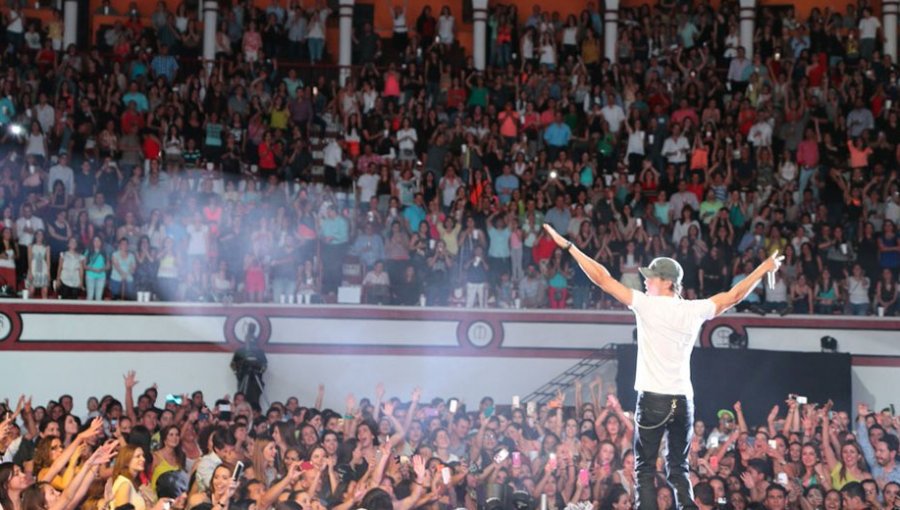 Enrique Iglesias triunfa en concierto en R.Dominicana a pesar de la lluvia