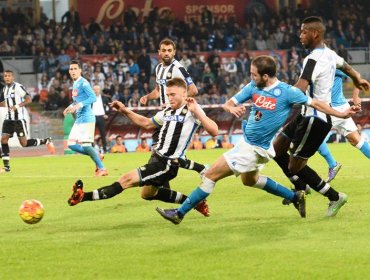 Udinese con Manuel Iturra perdió ante Nápoli y queda cerca de zona roja