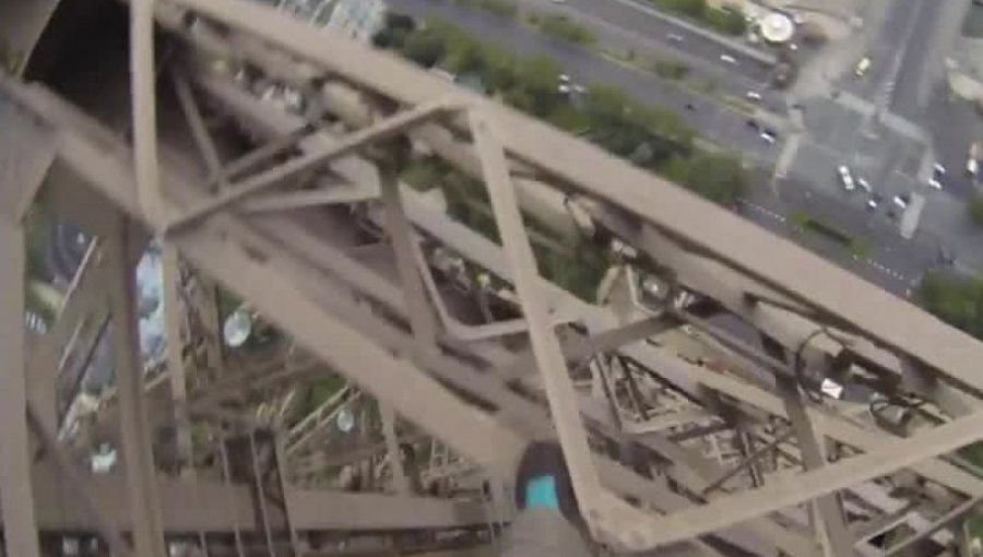 Video: Inglés escala la torre Eiffel sin seguridad y con un palo de selfie