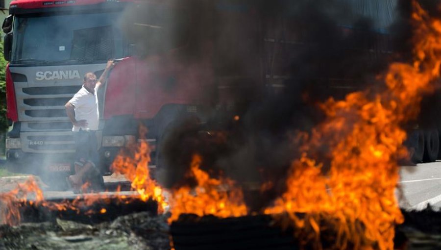 Brasil amanece con bloqueos en varias carreteras por huelga de camioneros