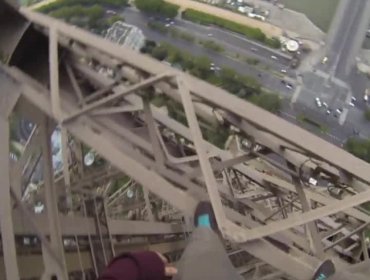 Video: Inglés escala la torre Eiffel sin seguridad y con un palo de selfie