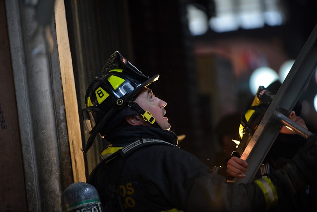 Incendio en sector Plaza Italia deja siete personas con lesiones graves