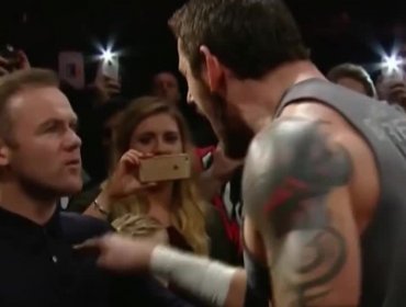 Video: Wayne Rooney golpea a luchador de la WWE