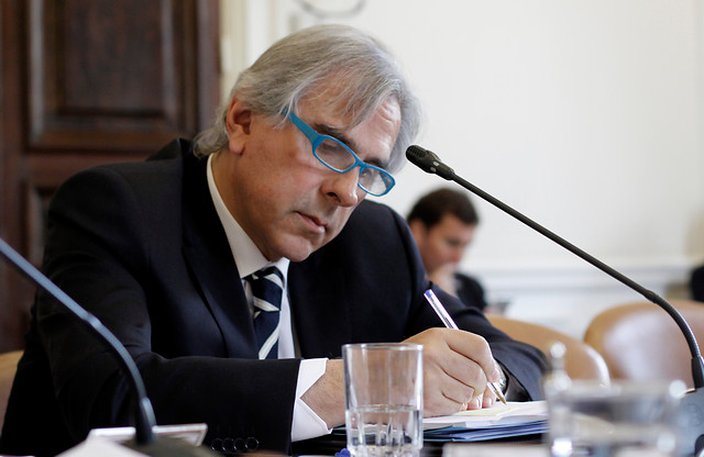 Moreira pide transparentar cifras de despidos de trabajadores salmoneros