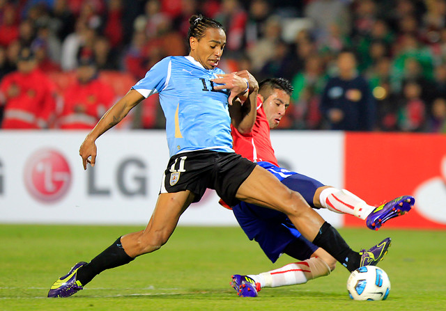 Alvaro Pereira: "Ante Chile hay que contar hasta diez y aguantar"