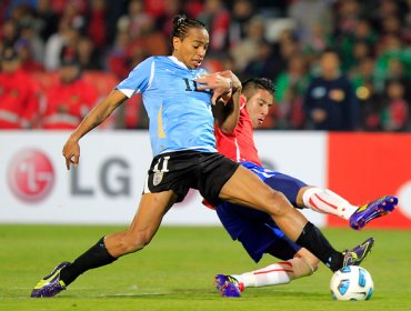 Alvaro Pereira: "Ante Chile hay que contar hasta diez y aguantar"