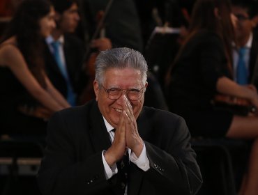 Valentín Trujillo recibe premio a la trayectoria "Enrique Silva Cimma"