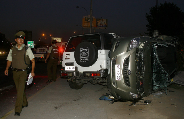 Detienen a tres sujetos que volcaron camioneta con encargo por robo