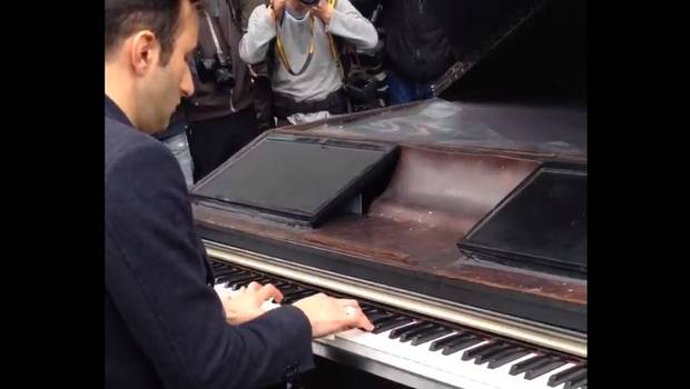 Pianista realiza emotivo concierto frente a Le Bataclan tras atentado en París