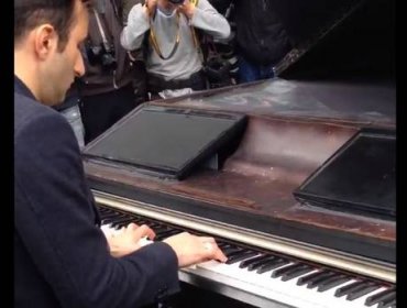 Pianista realiza emotivo concierto frente a Le Bataclan tras atentado en París