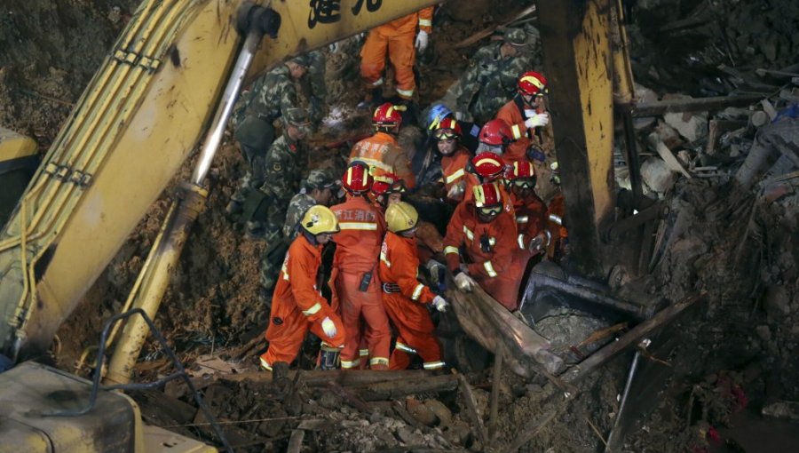 Un deslizamiento de tierras deja 21 muertos y 16 desaparecidos en China