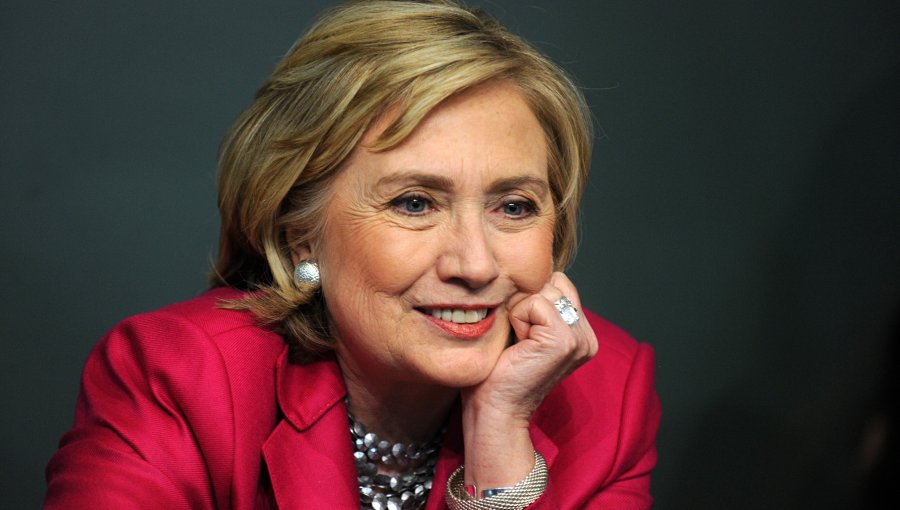 Hillary Clinton apuntala su liderazgo tras salir ilesa del debate demócrata