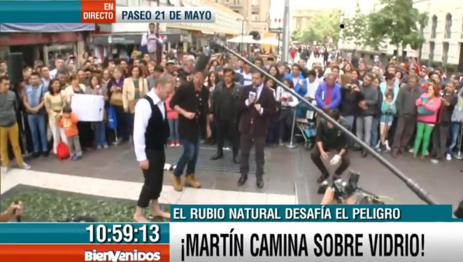 Martín Cárcamo en pleno centro de Santiago caminó sobre 7 metros de vidrio