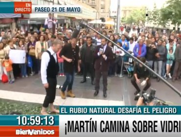 Martín Cárcamo en pleno centro de Santiago caminó sobre 7 metros de vidrio