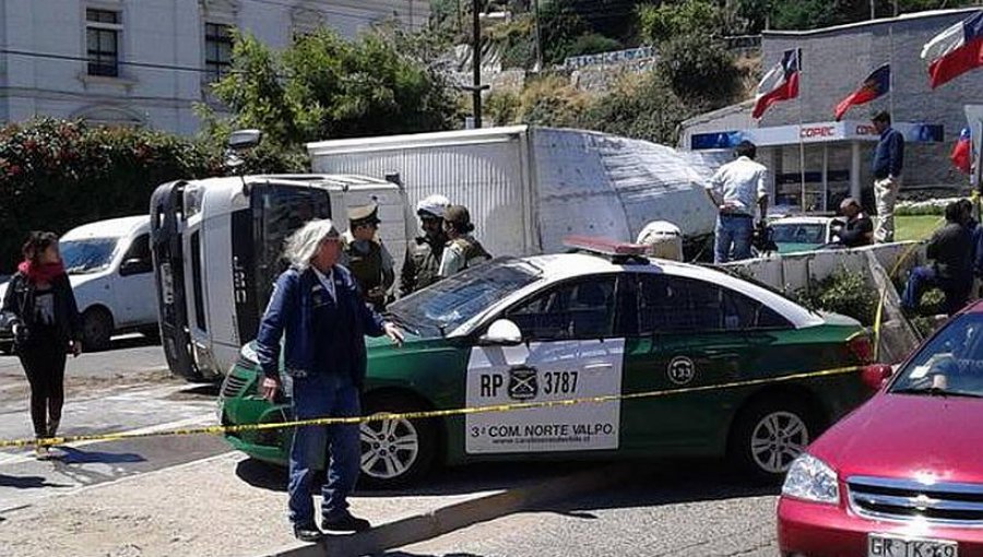 Valparaíso: Camión cae encima de auto menor