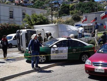 Valparaíso: Camión cae encima de auto menor