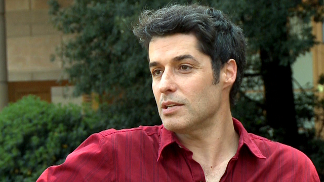 Actor de Canal 13 revela íntima historia: “Descubrí que mi pareja se metía con su hermanastro”