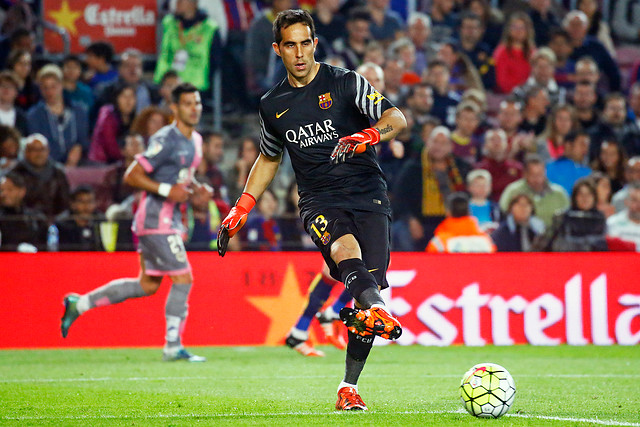 Claudio Bravo aparece en el once ideal del clásico español