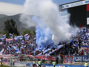 Hinchada de la UC realiza masivo banderazo en la previa al clásico con la "U"