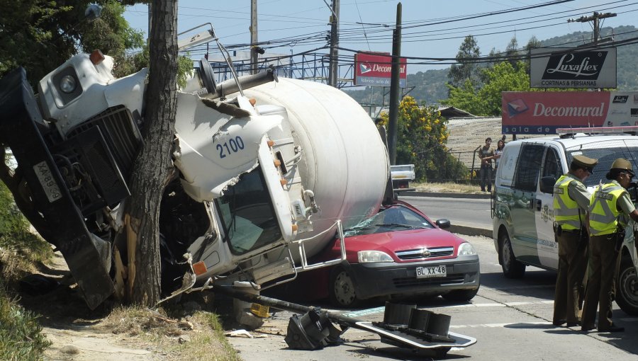 Un fallecido dejó volcamiento de camión en Quilpué