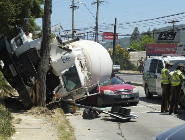 Un fallecido dejó volcamiento de camión en Quilpué