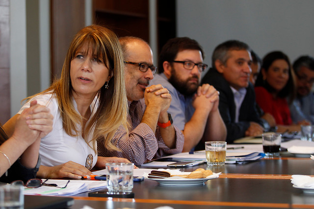 Reunidos en domingo: hora de definiciones en reajuste de sector público