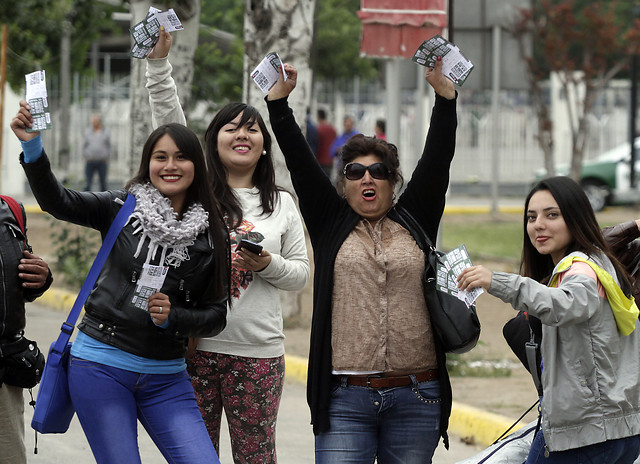 Chilenos hacen fila en el Nacional para obtener entradas para el cierre de la Teletón