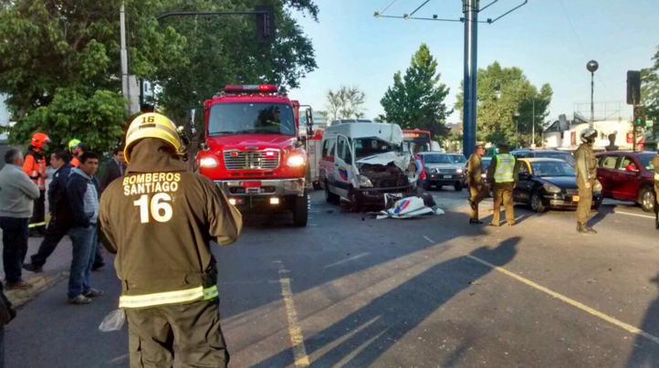 Colisión vehicular en la Alameda provoca gran congestión vehicular