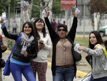 Chilenos hacen fila en el Nacional para obtener entradas para el cierre de la Teletón