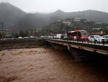 Encuentran cuerpo sin vida de una mujer flotando en el río Mapocho