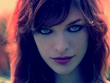 Milla Jovovich sorprende con irreconocible maquillaje