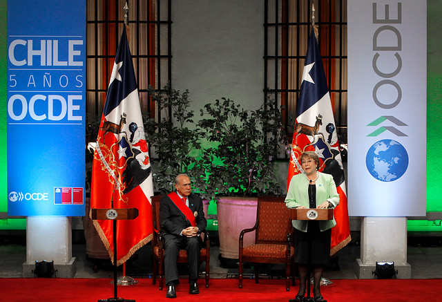 Presidenta condecora al Secretario General de la OCDE Ángel Gurría