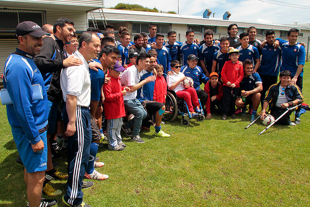 Plantel de Huachipato compartió con los niños de la Teletón