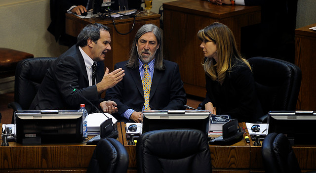 Senado aprobó fin de canelas en farmacias e incentivos para vender medicamentos