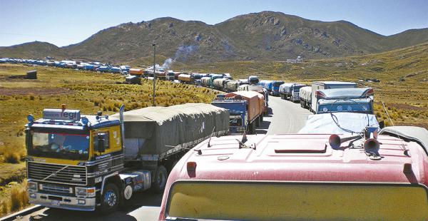 Bolivia exige a Chile paso de camiones varados en frontera por huelga chilena